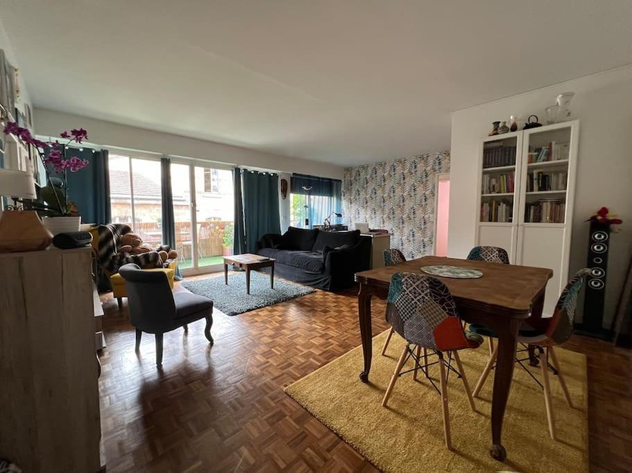 Grand Appartement Avec Balcon Et Parking Gratuit Sur Place Paris Exteriör bild