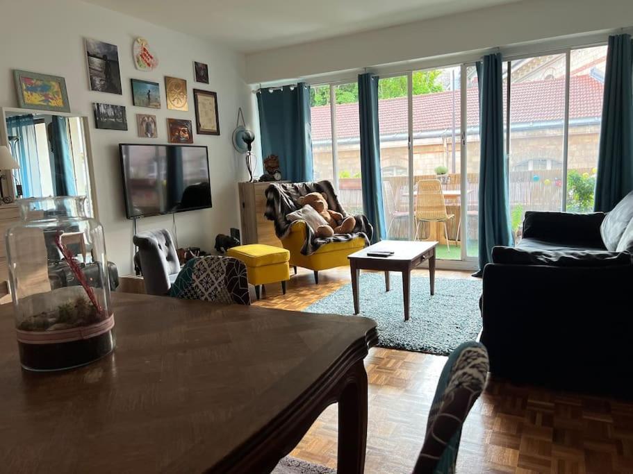 Grand Appartement Avec Balcon Et Parking Gratuit Sur Place Paris Exteriör bild